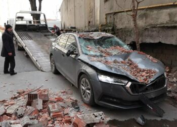 Eyüpsultan'da yıkım aşamasındaki binaya ait duvar çöktü; 2 araç zarar gördü