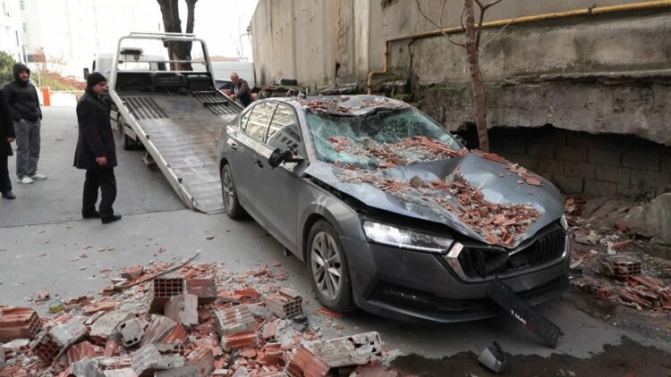 Eyüpsultan'da yıkım aşamasındaki binaya ait duvar çöktü; 2 araç zarar gördü