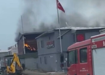 Bursa'da fabrika deposunda yangın
