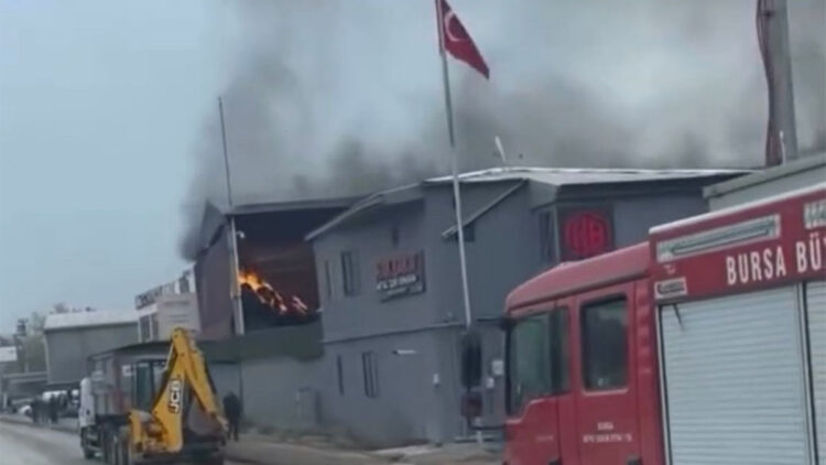 Bursa'da fabrika deposunda yangın