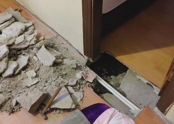 Fatih'te 4 katlı binanın zemininde çökme meydana geldi