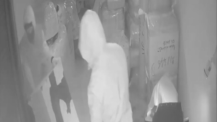 Fatih'te iş yerlerinden kasa çalan hırsızlar kamerada