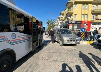 Fethiye'de yolcu midibüsü ile minibüs çarpıştı: 13 yaralı