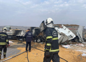 Gaziantep'te zincirleme kaza; 3 TIR alev aldı, otoyol trafiğe kapandı