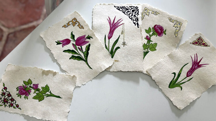 Geleneksel el sanatı Edirnekari'yi kendi ürettiği kağıtlara işliyor