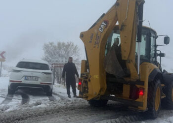 Gercüş'te etkili olan kar yağışı nedeniyle kapanan 5 köy yolu ulaşıma açıldı