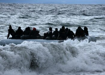 Girit Adası açıklarında göçmenleri taşıyan bot battı: 18 ölü