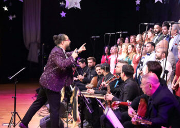 Doktor Anıl Özmutlu müzik tutkusunu bir an olsun bırakmadı