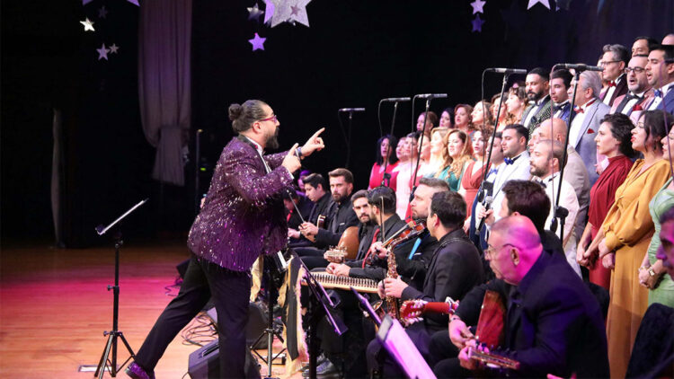 Doktor Anıl Özmutlu müzik tutkusunu bir an olsun bırakmadı