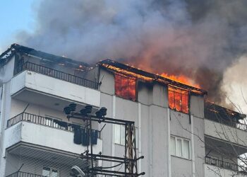 Gaziantep'te 5 katlı binanın en üst katı alev alev yandı