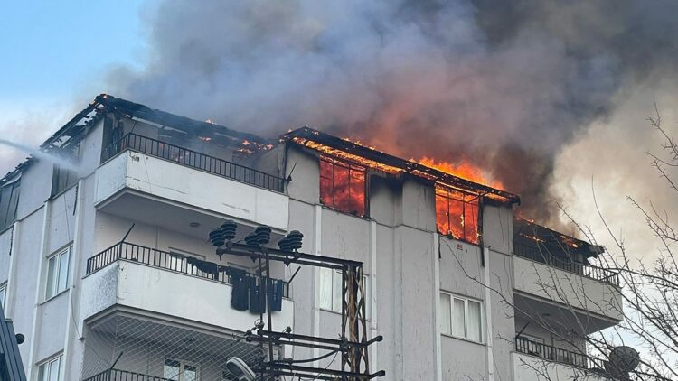 Gaziantep'te 5 katlı binanın en üst katı alev alev yandı