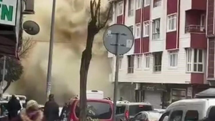 Gaziosmanpaşa'da spor salonunda yangın; 2 kişi dumandan etkilendi