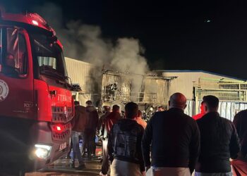 Gebze'de geri dönüşüm deposunda yangın