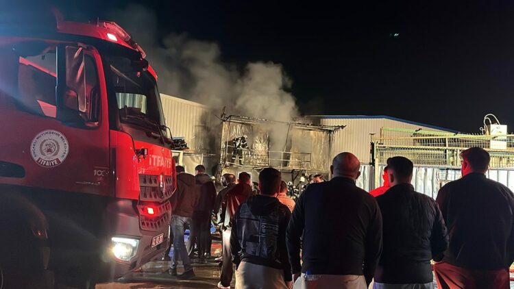Gebze'de geri dönüşüm deposunda yangın