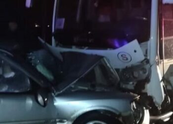 Gönen'de işçi servis midibüsü ile otomobil çarpıştı: 1 ölü, 8 yaralı