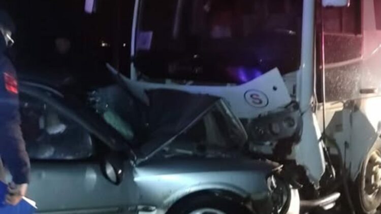 Gönen'de işçi servis midibüsü ile otomobil çarpıştı: 1 ölü, 8 yaralı