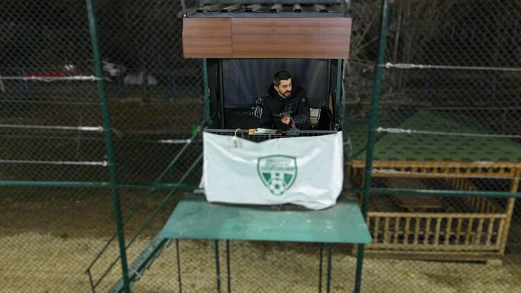 Gündüz gıda laborantı, akşam halı sahada spiker