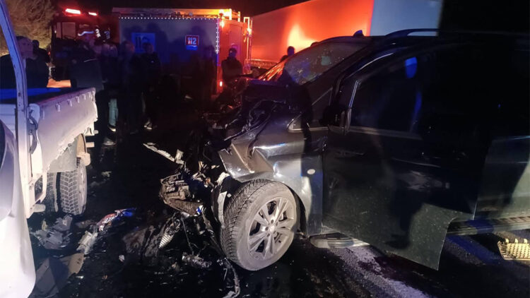 Sakarya'da hafif ticari araç ile kamyonet çarpıştı; 1 ölü 5 yaralı