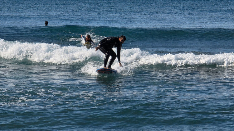 Hatay'da güneşli havanın keyfini sörf yaparak çıkardılar