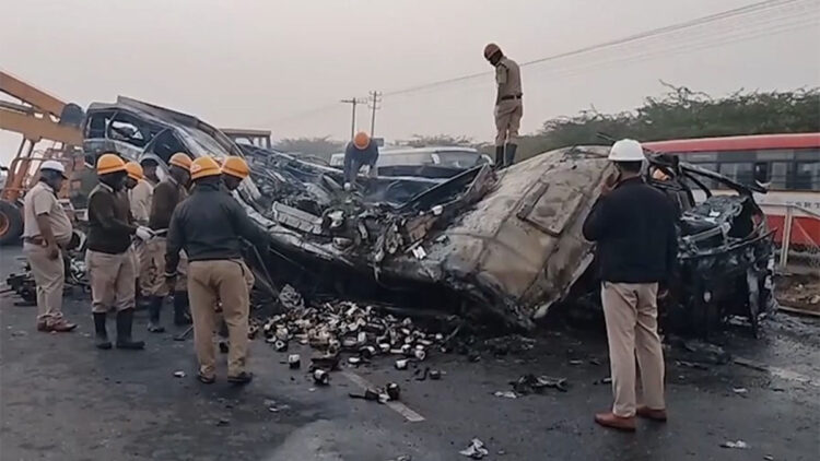 Hindistan'da feci kaza: 9 ölü, 21 yaralı