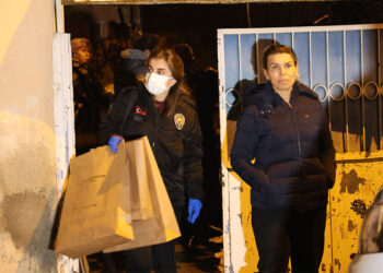 Hırsızlık için girdikleri evin sahibini öldürüp kaçtılar