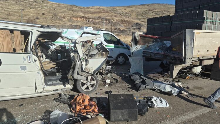 Hafif ticari araç TIR'a arkadan çarptı: 3 ölü