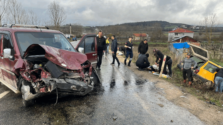 Hafif ticari araç ile otomobil çarpıştı: 2’si çocuk, 6 yaralı