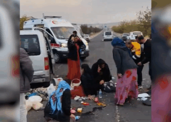 Hafif ticari araçla otomobil çarpıştı: 11 yaralı