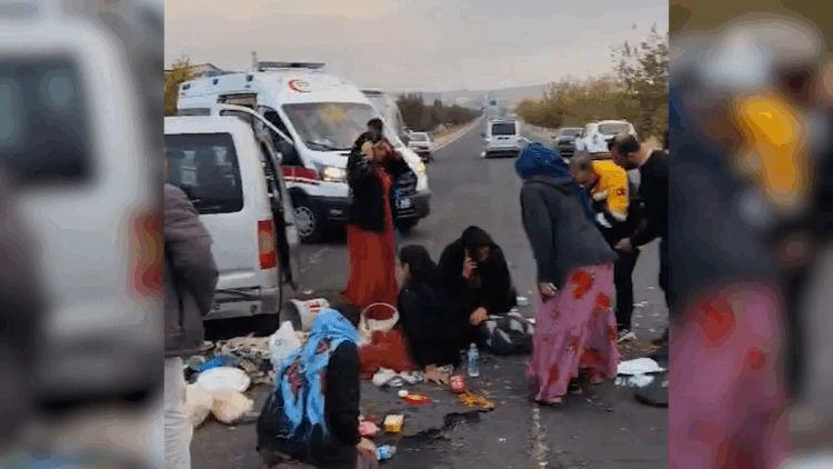 Hafif ticari araçla otomobil çarpıştı: 11 yaralı