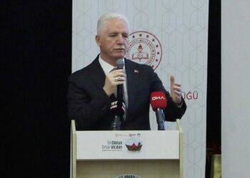 Hakikatten yana tavır alıyoruz