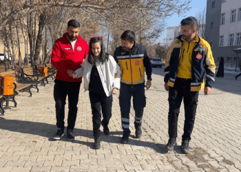 Hakkari'de sağlık ekipleri, Yelda'nın ambulansa binme hayalini gerçekleştirdi