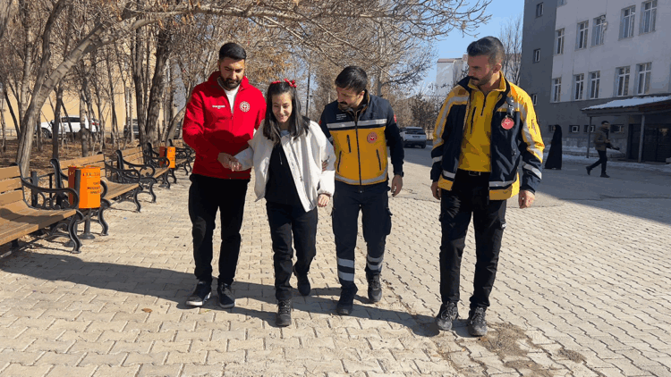 Hakkari'de sağlık ekipleri, Yelda'nın ambulansa binme hayalini gerçekleştirdi