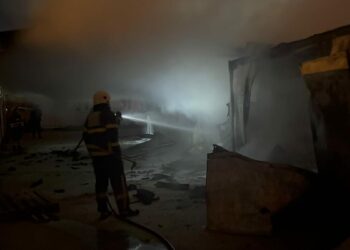 Hatay'da 6 konteyner kül oldu