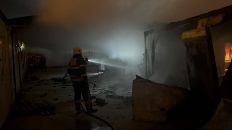 Hatay'da 6 konteyner kül oldu