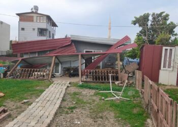 Hatay'da kuvvetli rüzgar çatıları uçurdu