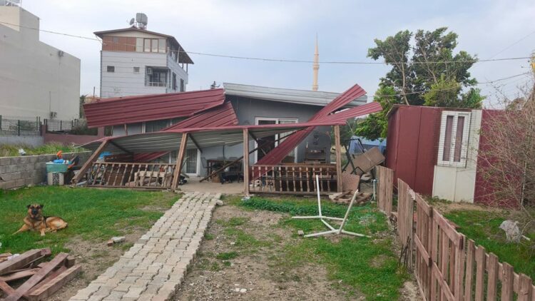 Hatay'da kuvvetli rüzgar çatıları uçurdu