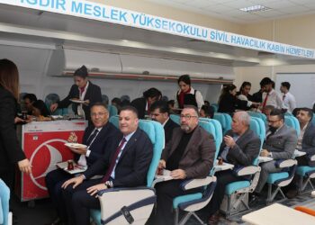 Havacılık öğrencilerine kabin simülasyon sınıfında uygulamalı eğitim