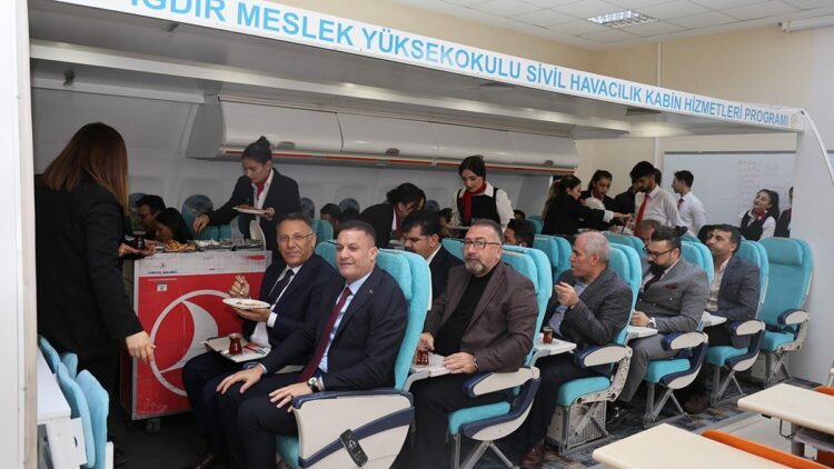 Havacılık öğrencilerine kabin simülasyon sınıfında uygulamalı eğitim