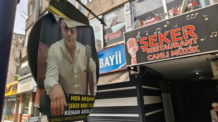 Hesabı ödemeyince mekandan atıldı, geri dönüp konuşma bahanesiyle solisti öldürdü