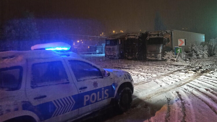 Ilgar Dağı Geçidi ulaşıma kapandı; TIR'lar yolda kaldı