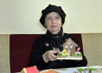 Babasının yaptığı eski Edirne evlerinin rölyeflerini yapıyor