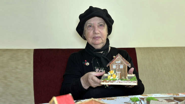 Babasının yaptığı eski Edirne evlerinin rölyeflerini yapıyor