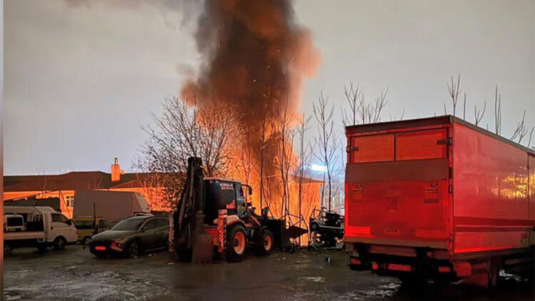 Otoparkta bulunan araçlar yandı; 14 araç kül oldu