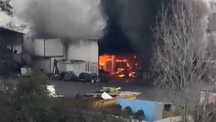 Arnavutköy'de TIR tamirhanesinde yangın