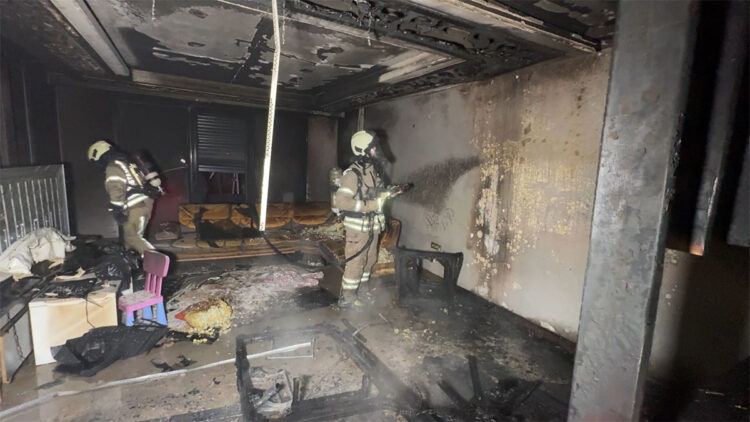 Evde çakmakla oynayan çocuklar yangın çıkardı