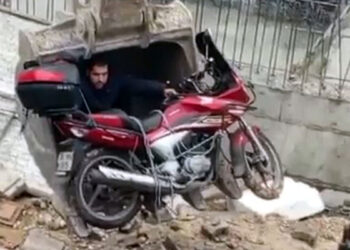 İnşaat alanına düşen motosiklet kepçeyle çıkarıldı