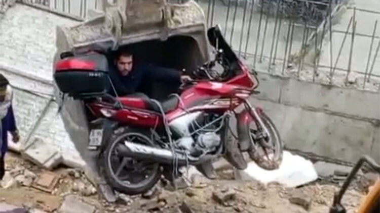 İnşaat alanına düşen motosiklet kepçeyle çıkarıldı
