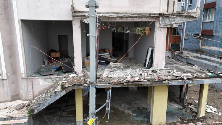 Avcılar'da 4 katlı binanın balkonu kendiliğinden çöktü