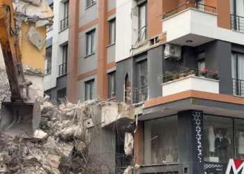Avcılar'da yıkım; dökülen beton parçaları yanındaki binaya zarar verdi