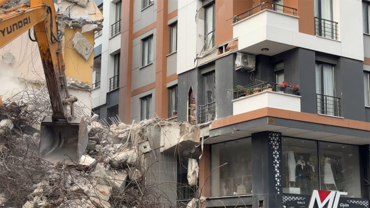 Avcılar'da yıkım; dökülen beton parçaları yanındaki binaya zarar verdi